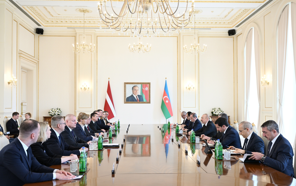 Azərbaycan və Latviya prezidentlərinin geniş tərkibdə görüşü keçirilib