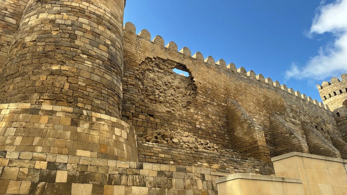 İçərişəhərdə tarixi qala divarının bir hissəsində aşınma qeydə alınıb, bərpa işlərinə başlanılıb