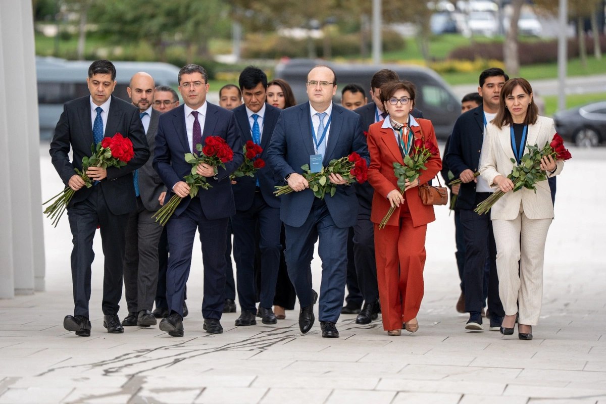 Özbəkistan nümayəndə heyəti Zəfər parkında olub
