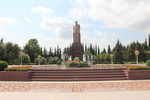 Prezident İlham Əliyev Yevlax şəhərində Ümummilli Lider Heydər Əliyevin abidəsini ziyarət edib