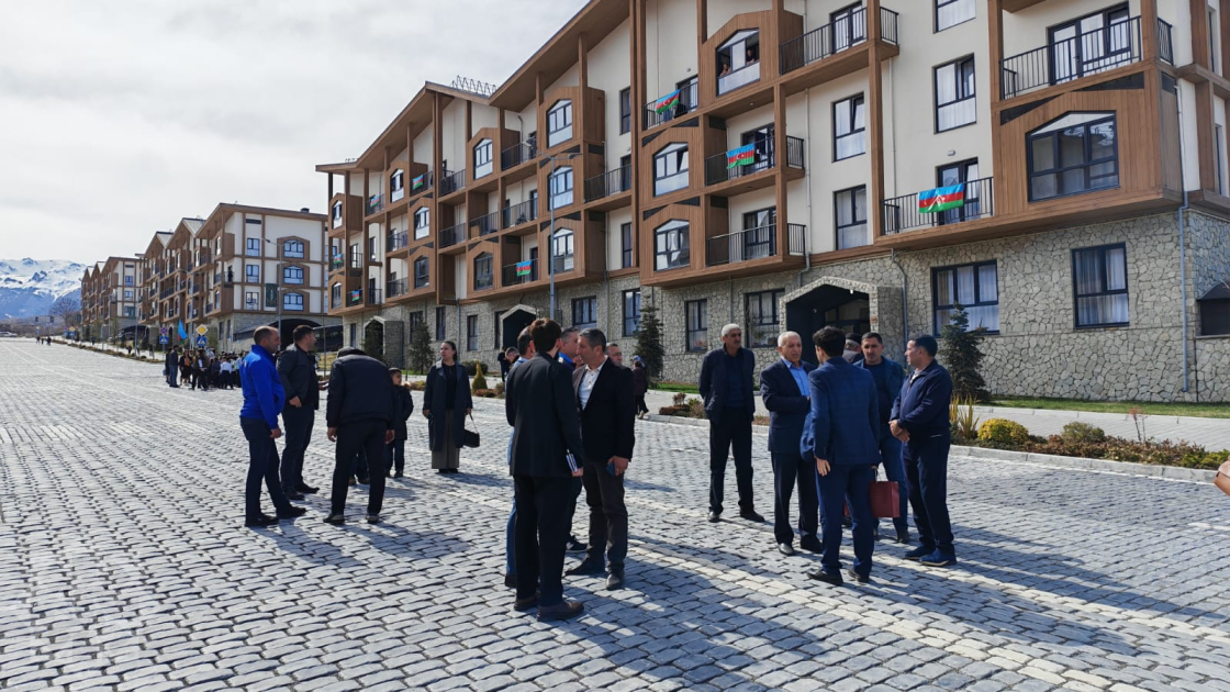 Köç karvanı Kəlbəcər şəhərinə çatıb