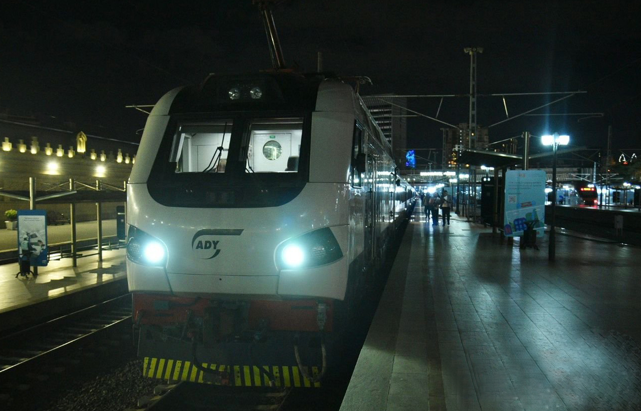 Bakı–Tbilisi–Bakı sərnişin qatarı yola düşüb