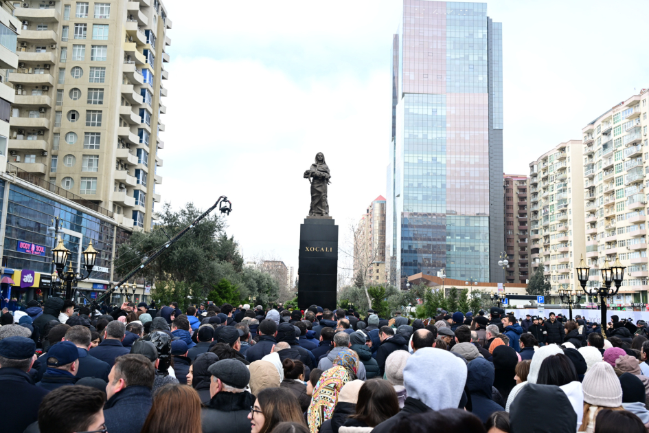 Люди стекаются к памятнику жертвам Ходжалинского геноцида