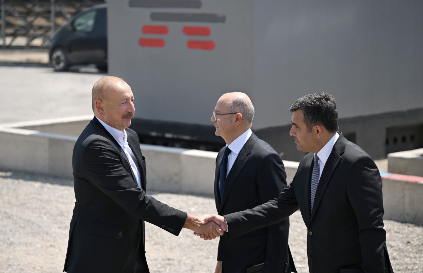 Prezident İlham Əliyev Naxçıvan şəhərində “Şəms 1” və “Qərbi Üfüq” Günəş Elektrik stansiyalarında görülən işlərlə tanış olub